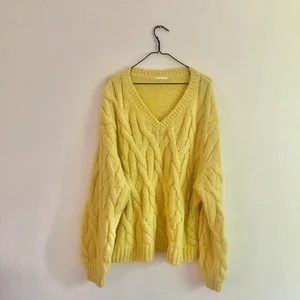 Oversized stickad tröja  - En oversized gul stickad tröja från H&M, strl M. Superfin till klänningar och jeans nu i sommar. Endast använd en gång.