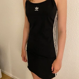 Adidas klänning S/M - Sparsamt använd