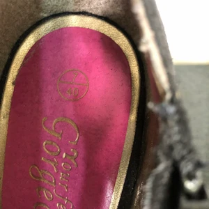 Klackskor  - Hög klacksko i mockaimitation, något använda, se bilder. 