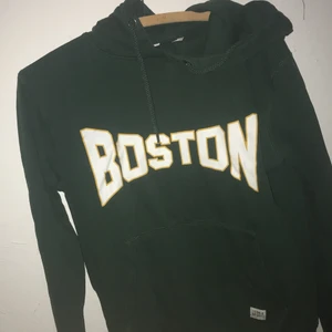 Boston hoodie  - Hoodie från lager 157 med Boston logo den här en lite. Fläck på ärmen men inget man lägger märke till annars i fint skick