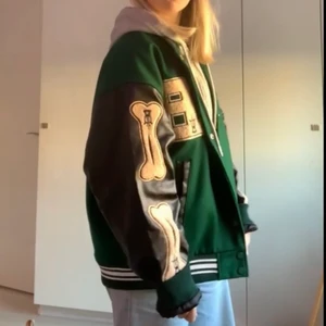 Varsity jacka - bestämt mig nu för att sälja min trendiga och skitsnygga varsity jacka då den är lite stor på mig och inte används som den förtjänar. den är då i toppskick eftersom den använts fåtal gånger. nypris 800kr. bud om många är intresserade❤️‍🔥🥰