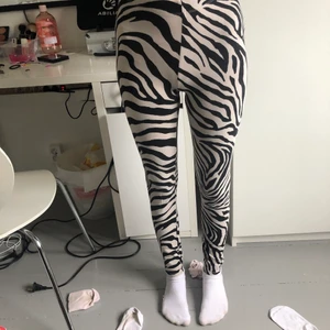 Zebra leggings - Leggingsen är i väldigt gott skick och nästan aldrig använda. Det är min lillasyster som har på sig leggingsen. Säljer de då de inte kommer till användning mer. Köparen står för frakt men kan samfrakta 💕