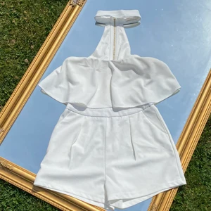 Vit byxdress - Vit byxdress, använd 1 gång! Perfekt skick. Har fickor! Från Vera & Lucy, storlek S. Köp flera plagg och få paletpris! 🤩