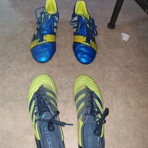 Adidas fotbollsskor Strl. 43 - Adidas fotbollsskor för spel på gräs. Dom är använda men i gott skick. 