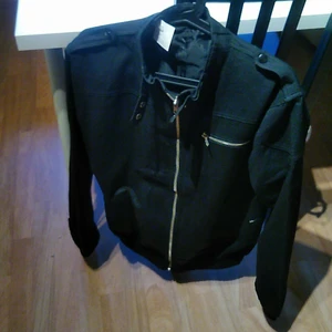 Jacka över min döda kropp stl M - svart vår sommar höst Jacka med bröst ficka,över min döda kropp,Ny jacka ej använd pris taggen sitter kvar stl M 