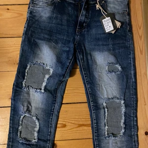 Jeans i storlek M - Säljer dessa jeans då dom alldrig kommer till användning. De är helt nya med lappen kvar. Storlek M och köpta för 249kr men väldigt bra kvalitet. De är även stretchiga och ganska högmidjade.