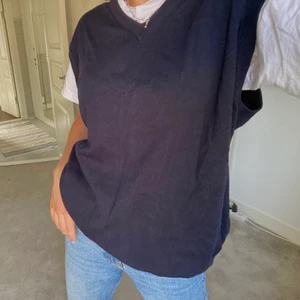 Blå väst  - Säljer denna mörkblåa väst💙 storlek XXL men den passar även mindre storlekar om man vill ha den oversize! Kan mötas upp i Gävle eller fraktas, köparen står för frakten 