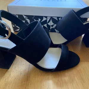 Helt nya och oanvända fin sandaler  - Säljs på grund av att jag har liknande hemma. Skorna är fina och väldigt bekväma. Sko kartongen finns kvar då de är helt nya. 