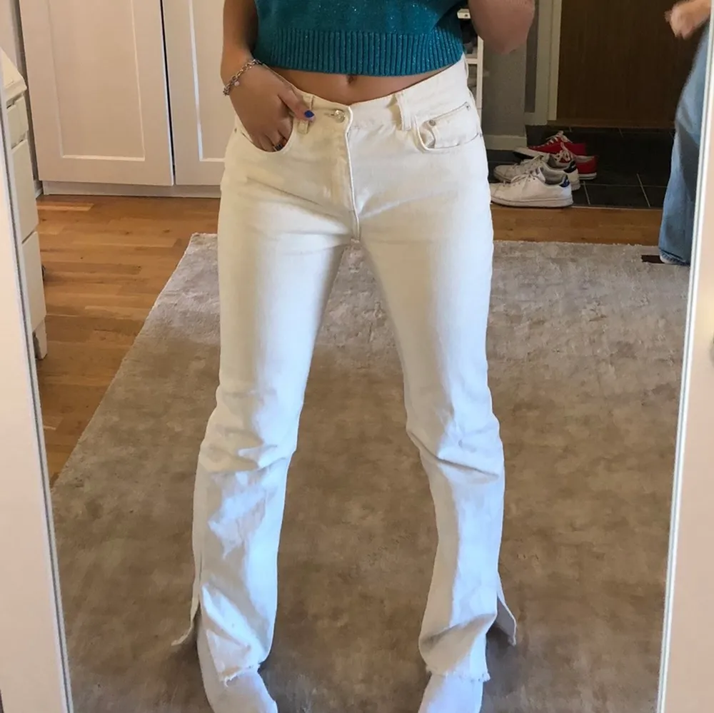 Säljer mina beiga jeans med slits!! Sitter super och är perfekta på mig för är 176👍🏼 Dom ser vita ut på bilden men är beiga! . Jeans & Byxor.