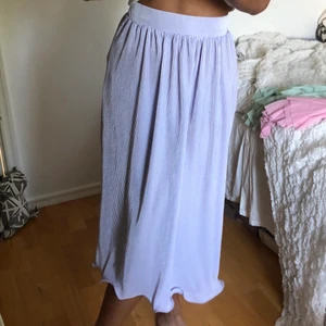Lila plisserad kjol - Säljer denna lila dröm!! Ursprungligen från na-kd och är i storlek 34. Passar xs/s. Kjolen är aldrig använd och därför i väldigt bra skick. Säljer för 120kr😎 (+50 frakt!)