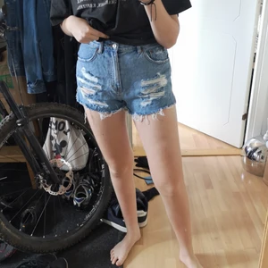 Håliga jeans shorts - Basic par med håliga jeans shorts. Köpta förra sommaren och ganska använda. Inga större skador på dom och helt dugliga till att använda igen. 