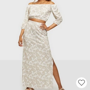 Set från Nelly - Kjolen är använd 1 gång men tröjan är helt oanvänd! Nypris 499!