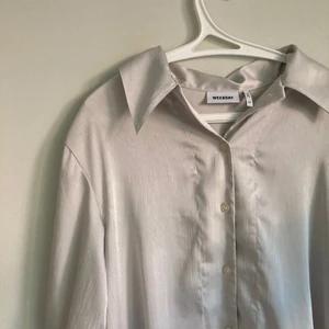 Weekday kortärmad satin shirt structured - Jättefin beige kortärmad blus/skjorta från weekday i satin. Storlek xs men oversize så passar även S (som jag brukar ha). Säljer pga kommer tyvärr inte till användning.