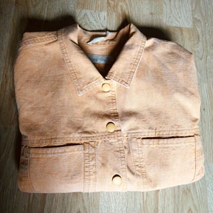 Orange jeansjacka - Vintage gul/orange jeansjacka. Ärvd av släkting. Bra skick. Frakt tillkommer.