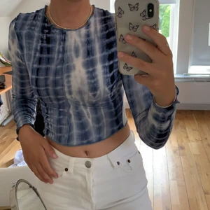 Blå långärmad crop top - Denna jätte fina topp är från Shein och är oanvänd ( endast testat ). Jag har inte fått någon använing för denna tröjan. Tröjan är mycket stretchig därför kan en XS - M använda denna🌸köpare betalar frakt✨✨