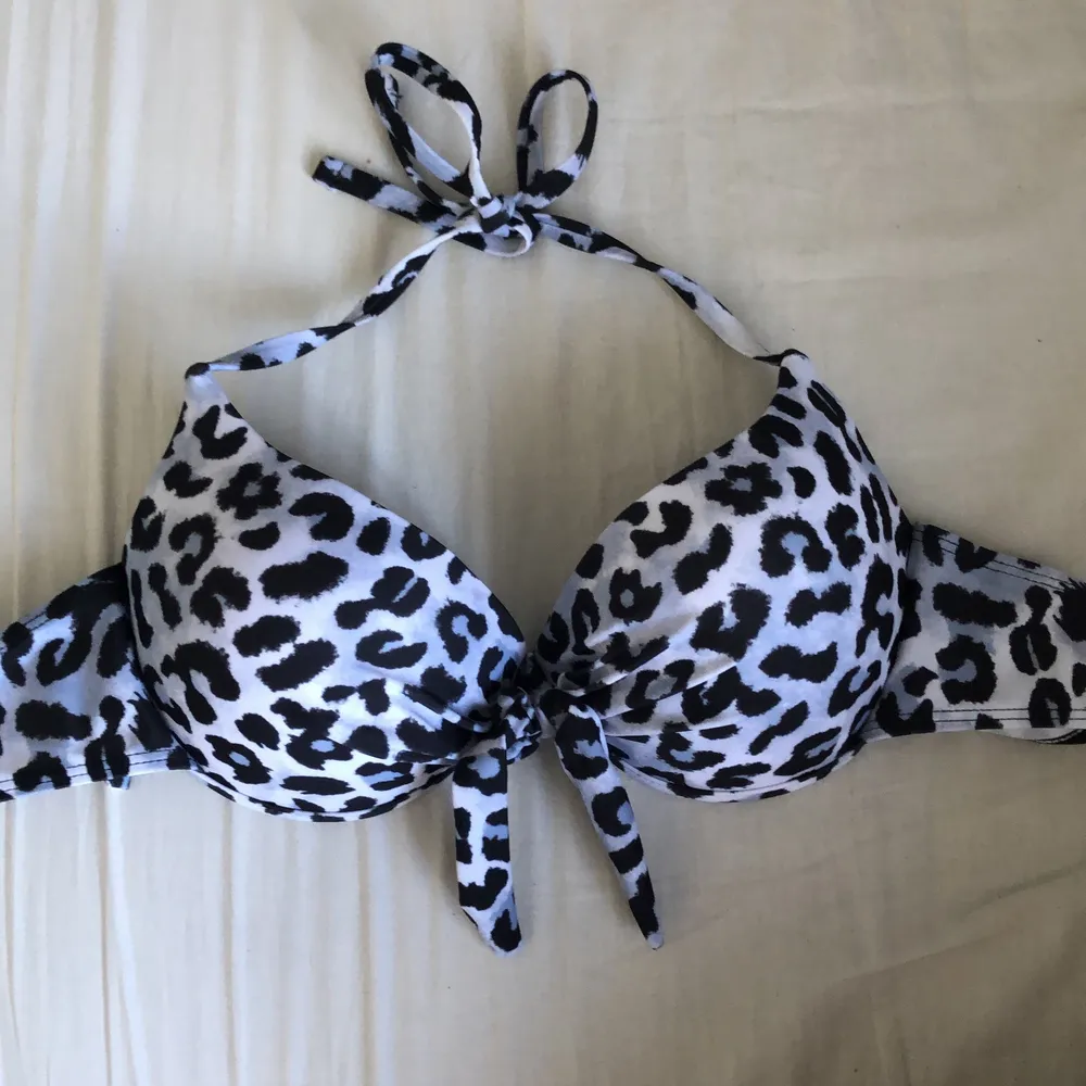 Bikiniöverdel från Shein i vitt leopardmönster. Har storlek XL men är mycket mindre än 