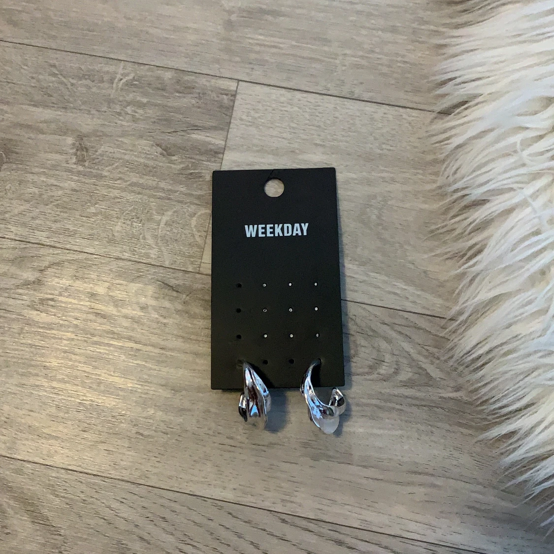 Ett par oanvända örhängen  - 90