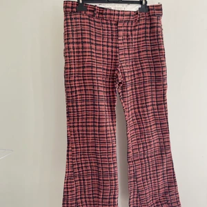 Rutiga zara byxor - Sömmen har lossnat lite från ena benet, men annars helt perfekta!! De är i flare modell❤️