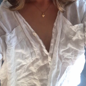 LINNESKJORTA från zara  - Linneskjorta från zara! Säljer min SUPER fina linneskjorta:) Går att knäppa eller ha öppen, även snett över axeln! BUDA I KOMMENTARERNA, billigare pris vid snabb affär🥰