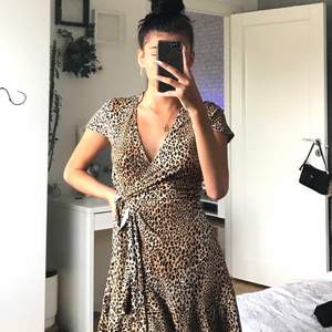 Leopard kläning i väldig fin skick💕 köpt på hm men knappt använd tyvärr, säkert någon som kan använda upp denna perfekt!😍💖 storlek:S