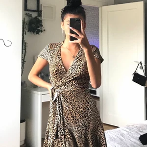 Kläning - Leopard kläning i väldig fin skick💕 köpt på hm men knappt använd tyvärr, säkert någon som kan använda upp denna perfekt!😍💖 storlek:S