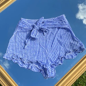 Rutiga shorts med knytning - Somriga shorts i gingham print! Tunna och sköna, från H&M. Knyts där fram och har dragkedja på sidan. Kolla in mina andra annonser, få paketpris vid köp av flera plagg! 🤩
