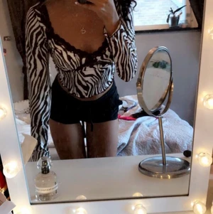 Tröja - Tröja från shein💕 strlk:S. Brun med djurmönster. Väldig fin men aldrig använd tyvärr🤍finns någon därute som kan matcha denna tröjan perfekt med byxor🥰