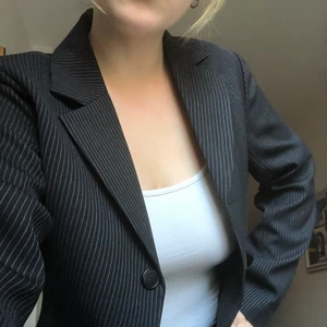 Kavaj + kostymbyxor  - Ett randigt kostymset köpt på Humana för ca 450 kr. Endast använt en gång. Jag är 160 och byxorna + kavajen sitter jättebra i längden. Står ingen storlek men skulle tippa att det passar en S som är ca 160 cm.