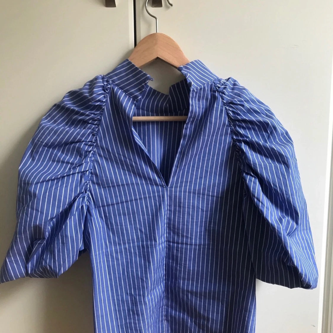 HELT NY H&M BLÅ BLUS TOPP SOMRIG STRL XS - 91