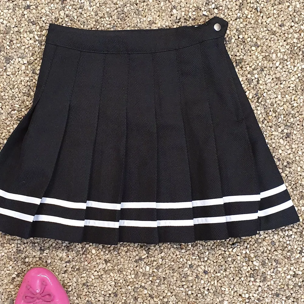 En ny summer kjol som är I mycket bra skick eftersom den är bara provat.passar xxs_ xs.finns fler bilder . Kjolar.