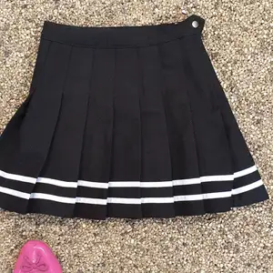 En ny summer kjol som är I mycket bra skick eftersom den är bara provat.passar xxs_ xs.finns fler bilder 