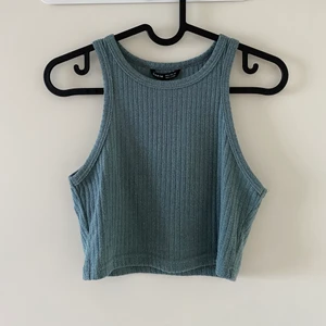 Grön topp - Säljer denna fina topp som är använd ett fåtal gånger. Toppen är från shein men är i bra kvalité. Frakt ingår ej.
