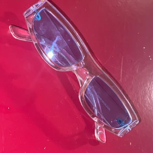 Genomskinliga Clear solglasögon  - Köpt på ASOS. Transparent ljusrosa bågar med ljusblå glas. Liten passform! Kan mötas upp i Stockholm stad, med avstånd 😇 