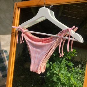 Bikini - Snygg bikini, har två sidor som kan användas. Supersnygg!! Men kommer tyvärr ej till användning. DMa för fler bilder och frågor. Köpare står för frakt men jag kan också mötas upp i Lund 🥰