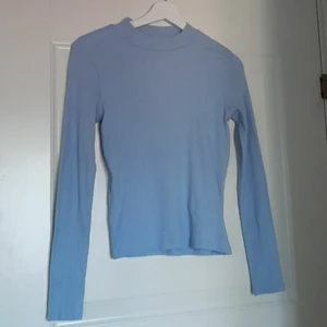 Långärmad tröja  - Ljusblå ribbad tröja från monki i jättefint skick! 