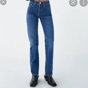 Zara jeans - Mid rise straight leg jeans från zara. Knappt använda så i nyskick. Storlek 36 men skulle säga att de är lite små i storleken så passar mer en 34💖