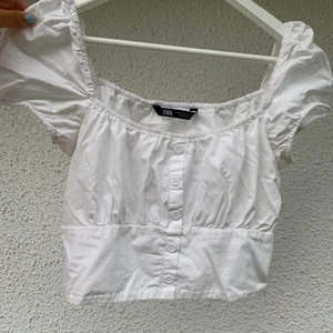 Söt blus  - Söt croppad blus från zara. Bilderna gör verkligen inte den rättvis! Super fin men är väldigt tight och liten i storleken. 