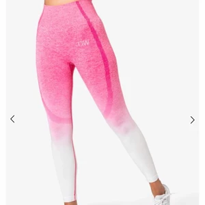 Iciw Träningstights - Rosa träningstights ifrån icaniwill. i nyskick 💕 säljer matchande tröja. Nypris 700kr, köparen står för frakten 💗 skriv för fler bilder 