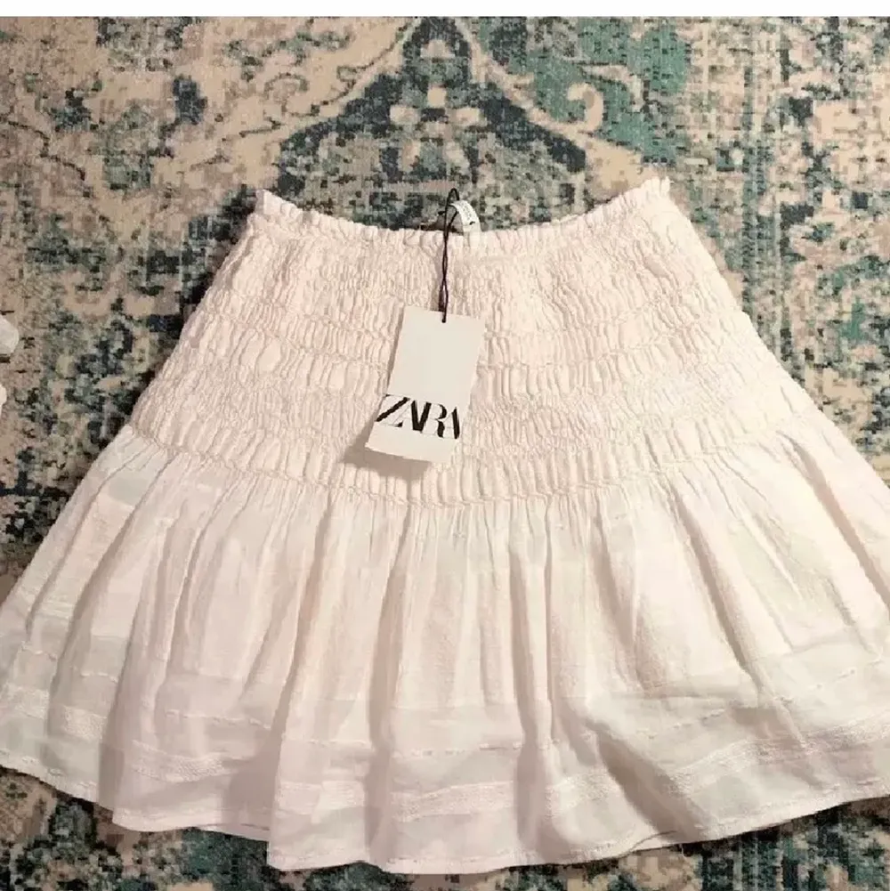Säljer fin kjol från zara i storlek s, använd en gång, buda i kommentarerna över 280. Kjolar.