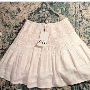 Säljer fin kjol från zara i storlek s, använd en gång, buda i kommentarerna över 280