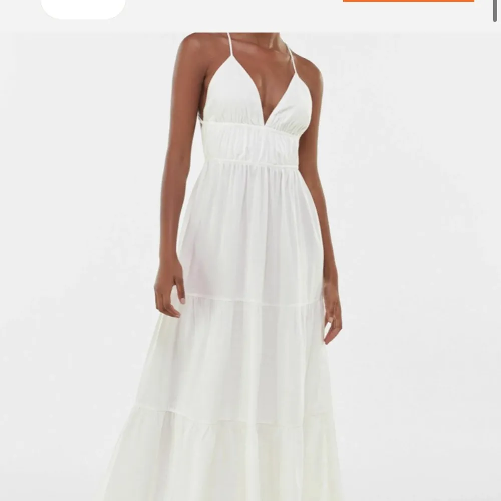 Hejsan!!! Säljer den här slut sålda klänningen ifrån bershka💞💞💕💞 hur drömmig? Tänkte ha den på midsommar men valde en annan klänningen det är i storleken s och ni får köpa den för 500 + frakt💕💕💞💕🕺🏾🕺🏾🕺🏾🥳🥳🥳. Klänningar.