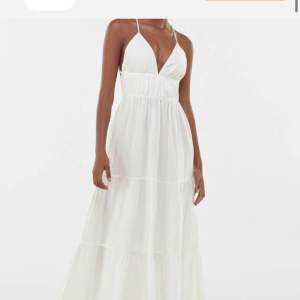 Hejsan!!! Säljer den här slut sålda klänningen ifrån bershka💞💞💕💞 hur drömmig? Tänkte ha den på midsommar men valde en annan klänningen det är i storleken s och ni får köpa den för 500 + frakt💕💕💞💕🕺🏾🕺🏾🕺🏾🥳🥳🥳