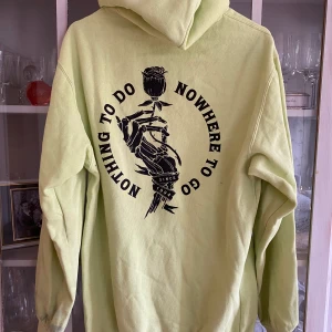 Ljusgrön hoodie - Ljusgrön hoodie med tryck på fram och baksida. Storlek S men mer som M. Köparen står för fraktkostnaden ☺️🌸