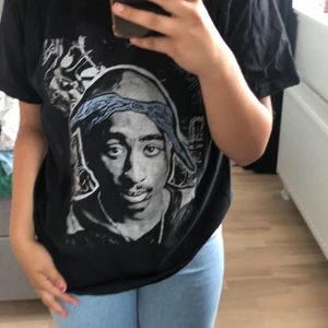 tupac - en fin tupac tröja knappast använd tycker om den men använder den inte längre den är i storlek s men är ganska stor(köpare står för frakt)❤️