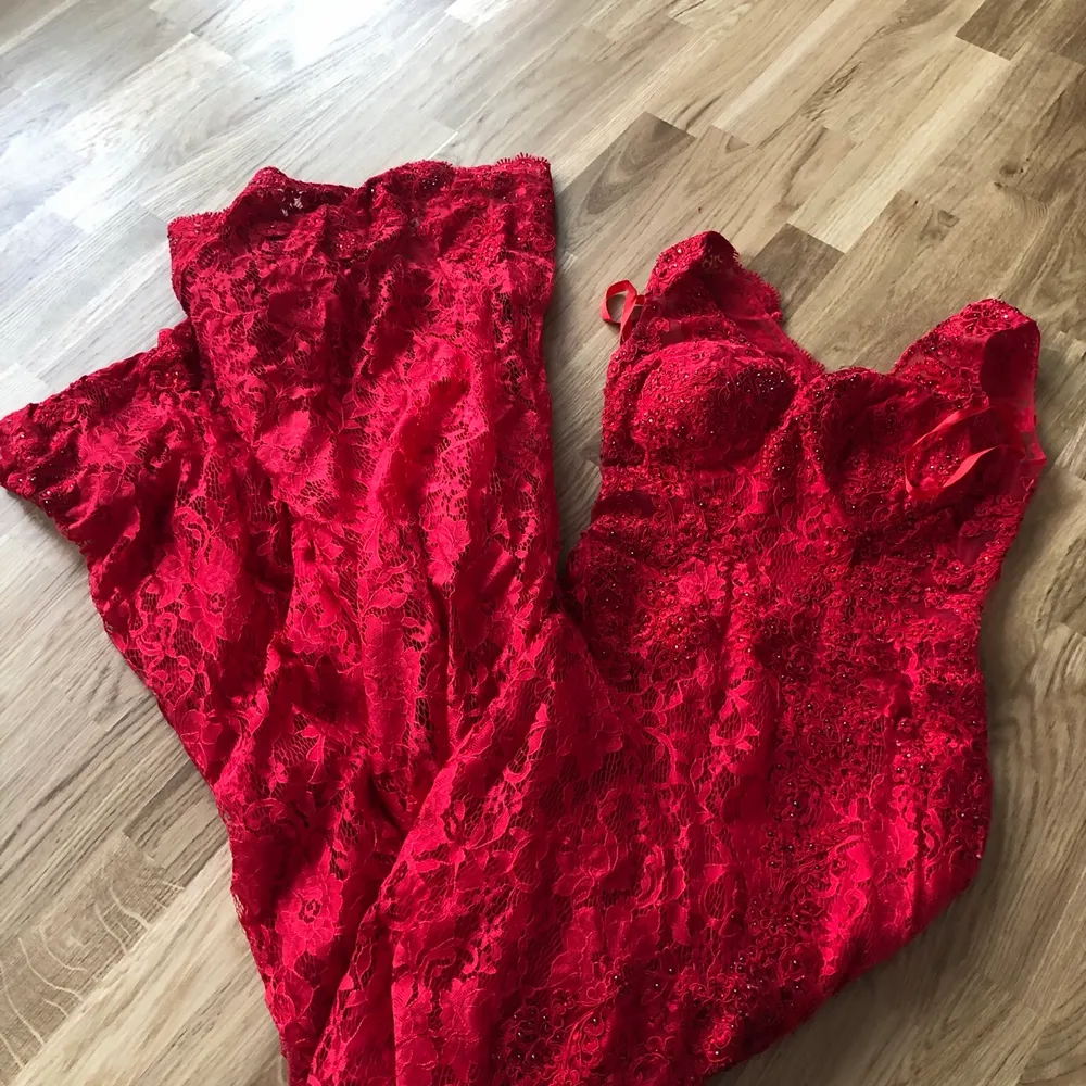 Väldig sexig röd klänning som passar st 34, fick väldigt många komplimanger med denna klänning. ☺️. Klänningar.