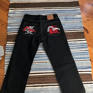 Evisu jeans  - Evisu jeans storlek 34/34 men stämmer inte riktigt för dem är kortare o kanske 32-33 i midjan. Skriv om ni har fler frågor