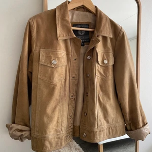 Mockajacka - Mockajacka, välsydd och med fina silvriga knappar som får den att kännas lyxig 💐 frakt ingår men vid upphämtning drar jag av 50kr! 