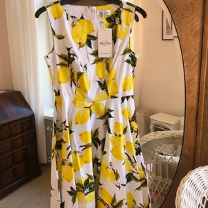 Rockabilly 50-talsklänning oanvänd - Vacker klänning från märket Jet Set Trends, storlek s. Helt oanvänd. Citronmönster.