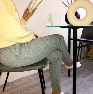 Mjukisbyxor från Champion, Storlek M - Gråa bekväma mjukisbyxor från Champion att kunna drunkna i på kvällarna när du ska varva ner eller på morgonen för att starta dagen på bästa sätt. Byxorna är väldigt stretchiga och töjbara. Inne sidan av byxorna är av tunt ull och garn vilket gör att byxorna blir otroligt bekväma och sköna att bära.