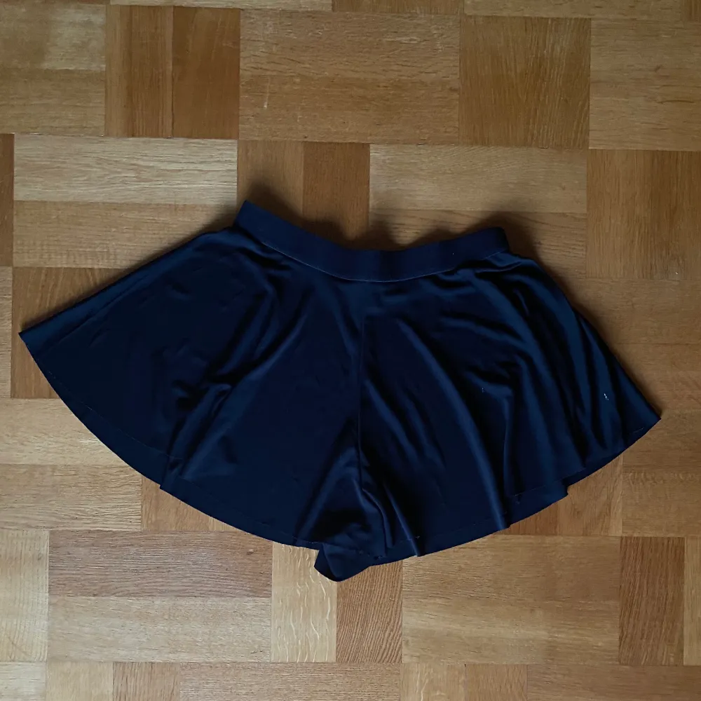 Säljer dessa shorts som ser ut som en kjol för att den är lite för stor. Köpt på H&M, lätt och flowigt material, väldigt bekväm med resor i midjan. . Shorts.
